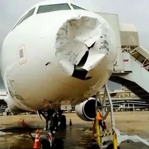 Fotos divulgadas em redes sociais mostram a parte frontal da aeronave amassada pelo granizo