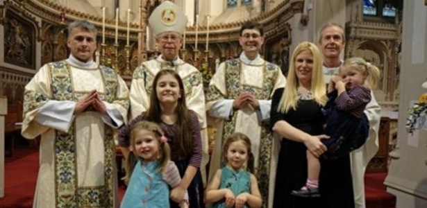O ex-padre anglicano Robin Farrow (de �culos) � casado e tem quatro filhas, mas ser� ordenado na Igreja Cat�lica em abril - Foto: Arquivo Pessoal/BBC