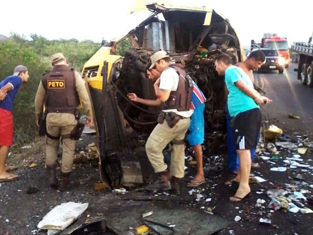 Bandidos explodiram carro-forte em rodovia de Juazeiro, norte da Bahia (Foto: Divulga��o / Pol�cia Civil)