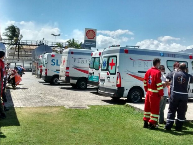 Ambul�ncias aguardam chegada de feridos em acidente em navio no Esp�rito Santo (Foto: Internauta/ Gazeta Online)