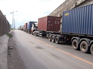 Caminhoneiros protestam na Via Expressa, em Salvador. (Foto: Imagens/TV Bahia)