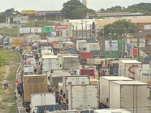 No Cear�, protesto dos caminhoneiros deixa congestionamento na BR-116 (Foto: TV Verdes Mares/Reprodu��o)
