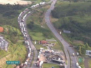 Protesto na BR-381 em trecho pr�ximo a Betim, nesta ter�a-feira (24) (Foto: Reprodu��o/TV Globo)