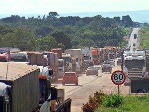Protesto de caminhoneiros em Mato Grosso (Foto: Reprodu��o/TVCA)