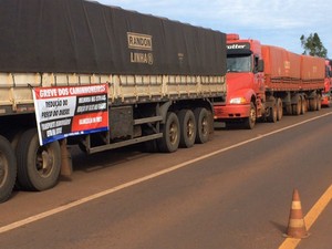 Caminhoneiros durante bloqueio na BR-463 em Sanga Puit� (Foto: Martin Andrada/ TV Morena)