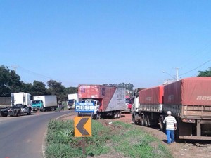 Caminhoneiros fazem paralisa��o na PR-218, em Astorga (Foto: Ramon Rosa/Arquivo Pessoal)