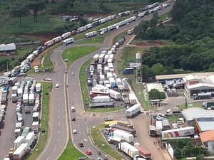 Dezenas de caminh�es est�o parados tamb�m em Xanxer� (Foto: PRF/Divulga��o)