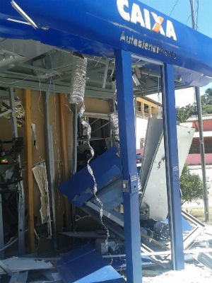Quadrilha explode caixas eletr�nicos em Conde, na Bahia (Foto: Site Alta Press�o Online)