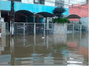 Moradores ficaram ilhados na Rua Greenfield,na Barra.(Foto: Silvana Pereira / Arquivo Pessoal)