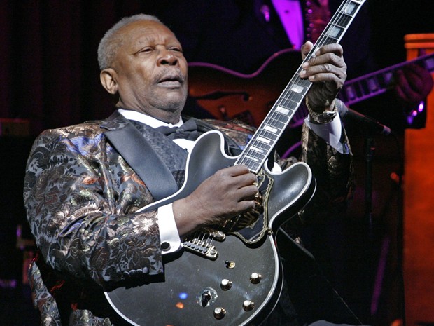 Em foto de abril de 2006, B.B. King completou 10 mil shows e comemorou em clube de Nova York (Foto: AP Photo/Richard Drew, File)