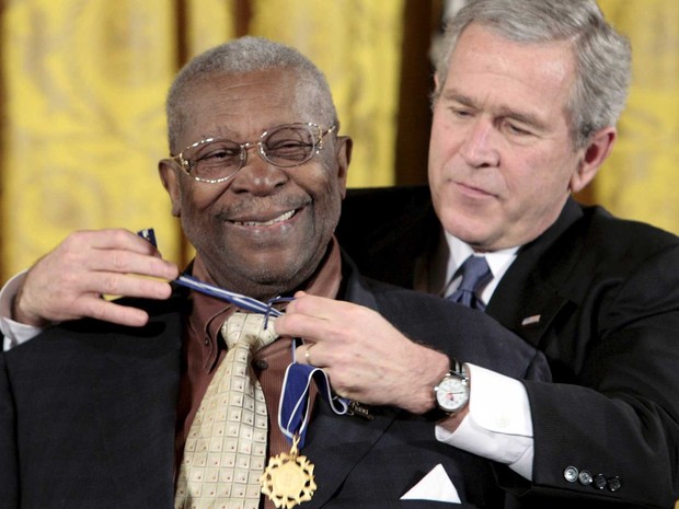 George W. Bush, ent�o presidente dos EUA, homenageia B.B. King com a �Medalha Presidencial da Liberdade�, na Casa Branca, em 2006. (Foto: Larry Downing / Reuters)