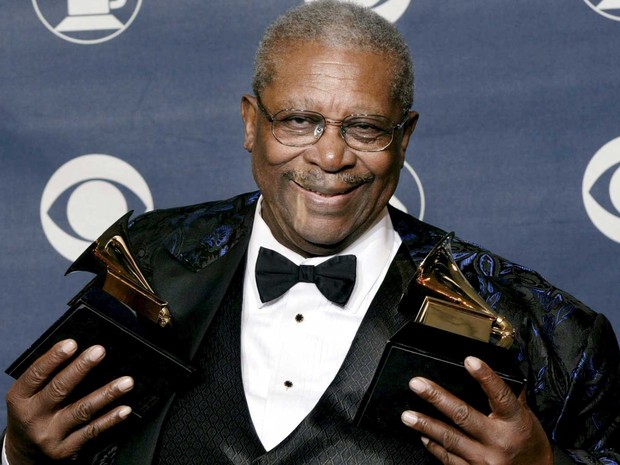 B.B. King posa com os dois pr�mios Grammy, no Madison Square de Nova York, em fevereiro de 2003. (Foto: Arquivo / Peter Morgan / Reuters)