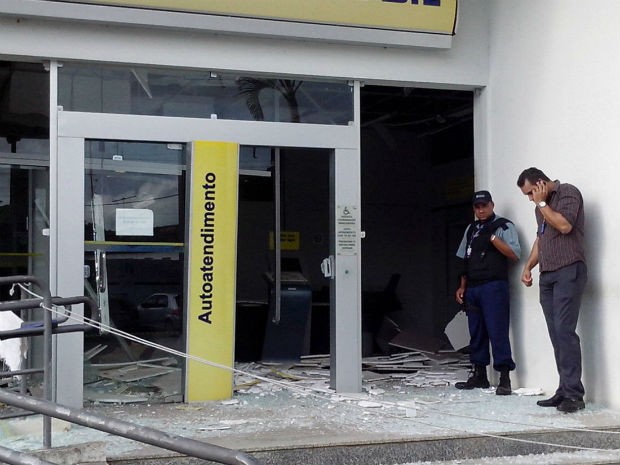 Cerca de 10 homens fortemente armados com fuzis explodiram tr�s caixas eletr�nicos do Banco do Brasil (Foto: Allan Fonseca/Arquivo Pessoal)