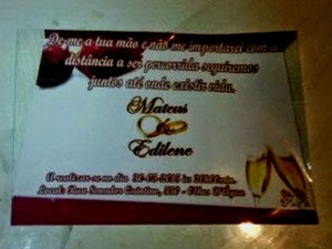 Casal levava convite de casamento, quando noivo foi atingido por tiros (Foto: Andr� Silva/ S�o Gon�alo Agora)