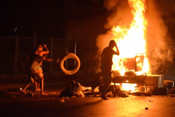 Mmanifestantes ateiam fogo em pneus e madeiras para bloquear a Avenida Radial Oeste, uma das principais vias de liga��o do centro do Rio com a zona norte da cidadeFernando Fraz�o/Ag�ncia Brasil