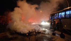 Bombeiros apagam o inc�ndio provocado pelos manifestantes para bloquear a Avenida Radial OesteFernando Fraz�o/Ag�ncia Brasil