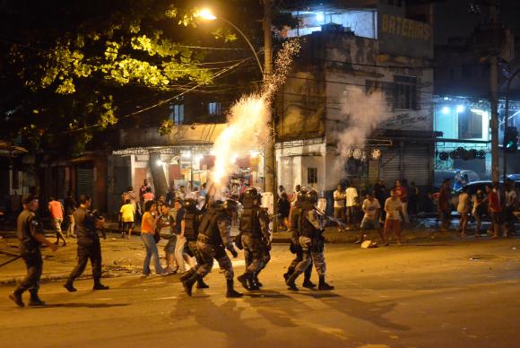 Policiais e manifestantes entram em confronto durante protesto contra a desocupa��o e demoli��o de im�veis no local conhecido como Favela do Metr�-Mangueira, na zona norte do RioFernando Fraz�o/Ag�ncia Brasil