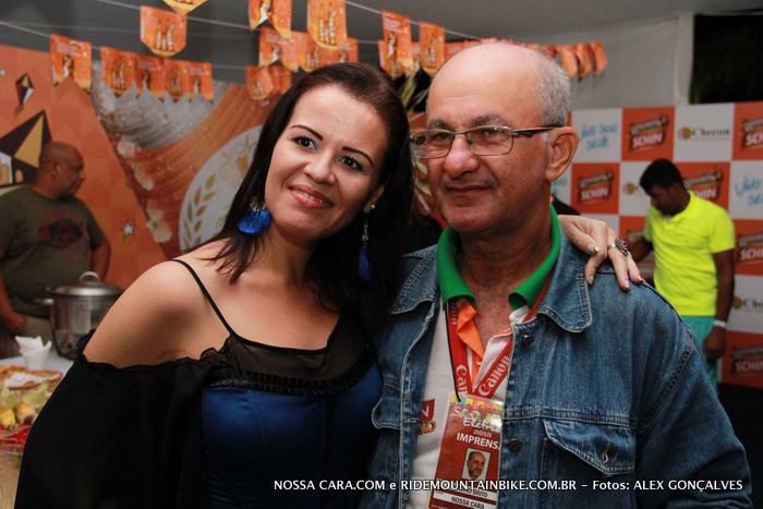 Urbino Brito a amiga e colega de pedal Soraia posam para a lente de Alex Gon�alves no S�o Jo�o de Porto Seguro 
