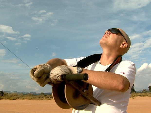 O artes�o Luciano Seme�o inventou drone caipira com pipa (Foto: Cl�udio Oliveira/EPTV)