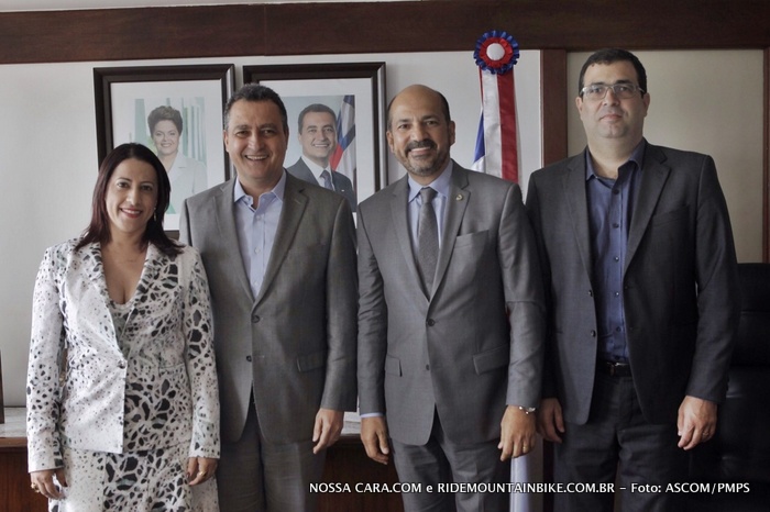 Da esq/direita Cl�udia Oliveira (prefeita de Porto Seguro), Rui Costa (governador da Bahia), Rob�rio Oliveira (dep. Estadula) e Beto do Ax� Moi (vice prefeito de Porto Seguro).