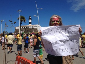 Dentista Joana D�Arc pede interven��o militar em protesto em Salvador (Foto: Cassia Bandeira/G1)