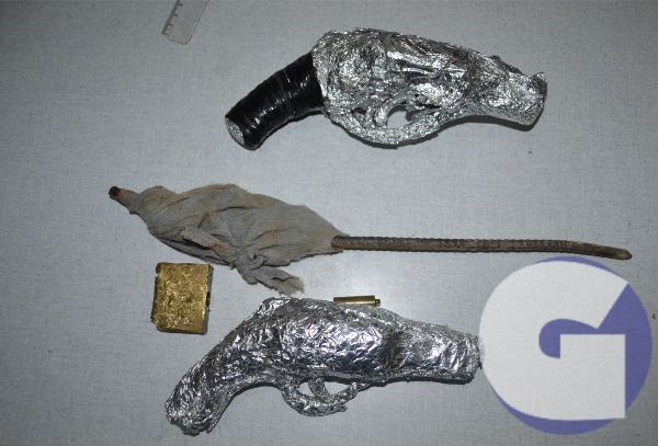 Com Railan, os policias encontraram dois simulacros de armas de fogo e um �chuncho� pontiagudo