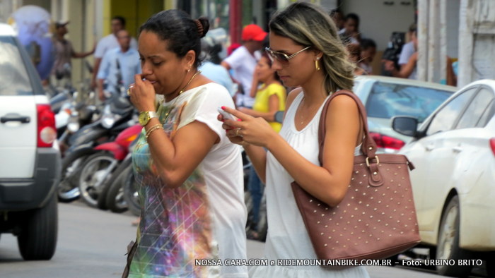 Nesta imagem a menina atravessa no semaforo da Porto Seguro com Duque de Caxia teclado no celular 