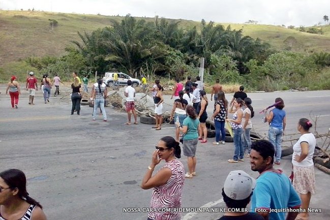 Professores interditaram a BR-101 na manh� desta ter�a-feira em protesto ao atraso de sal�rios. 