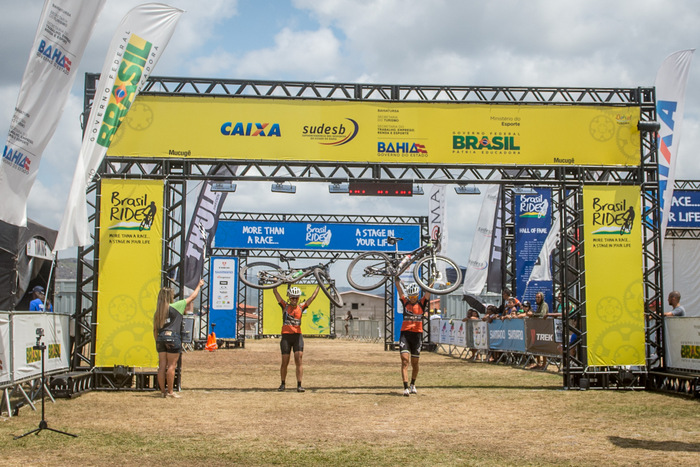 Chegada das campe�s Vivi e Raiza - Foto: Armin Kuestenbrueck / Brasil Ride
