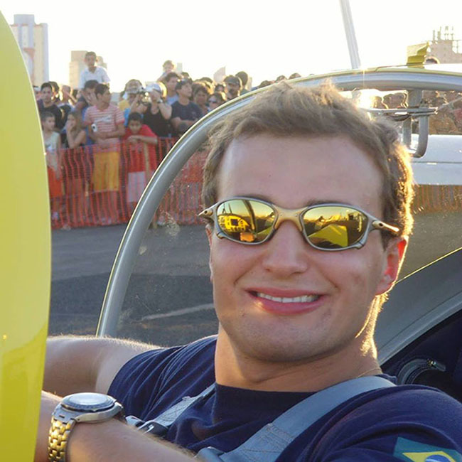   S�b, 31/10/2015 �s 16:22 | Atualizado em: 31/10/2015 �s 19:42 Piloto morre ap�s avi�o cair no mar durante show a�reo  Paula Pitta e Paula Janay Tags: Avi�o Esquadrilha da Fuma�a Salvador Salvador Agora [Recomendar] coment�rios (2) -A A+      Cidad�o Rep�rter | Via Whatsapp | Observat�rio da Cidade     Avi�o caiu no mar ap�s manobra na Barra - Foto: Cidad�o Rep�rter | Via Whatsapp | Observat�rio da Cidade      Avi�o caiu no mar ap�s manobra na Barra  Morre o piloto que comandava o avi�o que caiu no mar  durante apresenta��o na Barra, neste s�bado, 31. Robson Andr� Textor foi resgatado por mergulhadores do Grupamento A�reo da Pol�cia Militar (Graer) e levado para o Hospital Portugu�s, mas n�o resistiu aos ferimentos, de acordo com a Superintend�ncia de Telecomunica��es das Pol�cias (Stelecom).  Ele fazia parte da esquadrilha civil Textor Air Show, de Goi�s.  Robson Andr� fazia parte da equipe junto com o pai e o irm�o, de acordo com o major Celino, da assessoria da Aeron�utica.      Robson Andr� fazia shows a�reos ao lado do irm�o e do pai (Foto: Reprodu��o | Facebook)