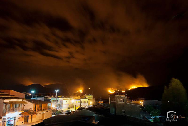 O fogo come�ou no domingo na Serra da Bananeira e avan�ou desordenadamente em dire��o ao Campo Redondo. Agora avan�a em dire��o ao Licur e � nascente do Rio Preto - Foto: Reprodu��o/Di C�ssio/Facebook |