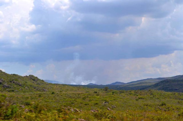 Inc�ndio afeta a regi�o da cachoeira do Cardoso, um dos pontos tur�sticos de Mucug� - Foto: Divulga��o/Diana Gomes