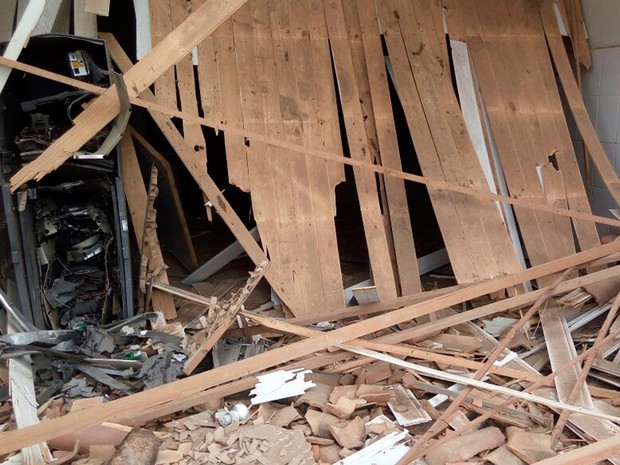 Posto do Bradesco destru�do por explosivos durante a madrugada (Foto: Warley Figueredo/Arquivo Pessoal)
