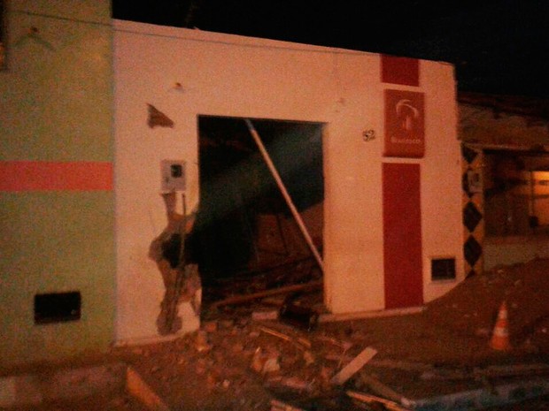 Posto banc�rio do Brasdesco atacado durante a madrugada, em Caetanos (Foto: Pol�cia Militar Caetanos)