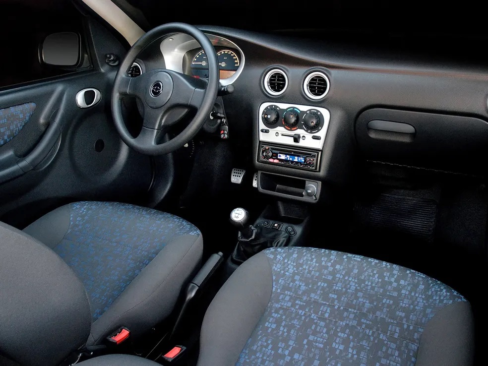 Interior do Chevrolet Celta era simples, mas moderno para a época - Foto: Divulgação